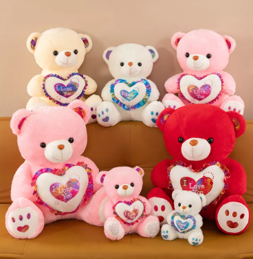 Peluche tenant un coeur