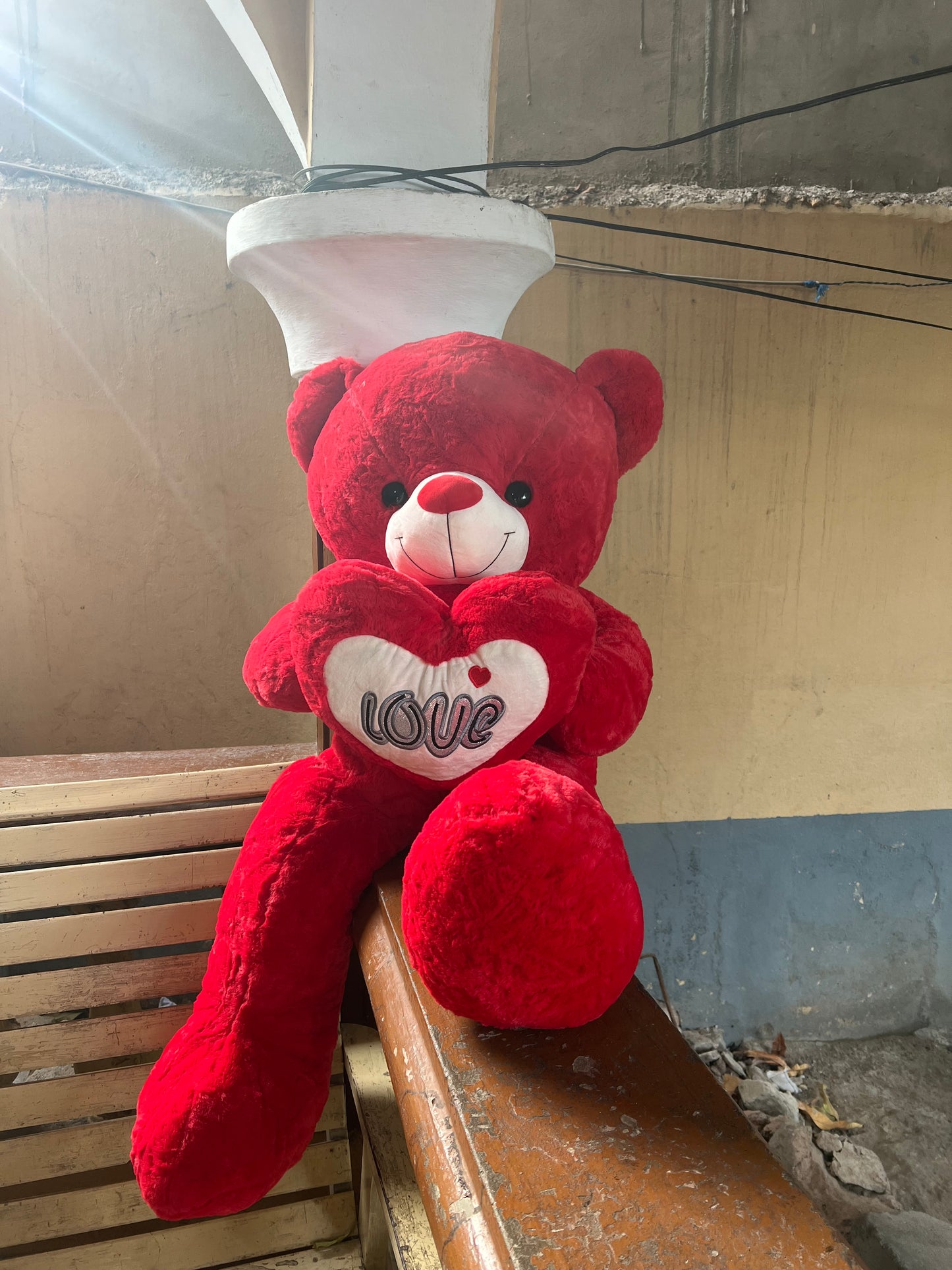 Peluche avec un cœur sur la poitrine 1m25