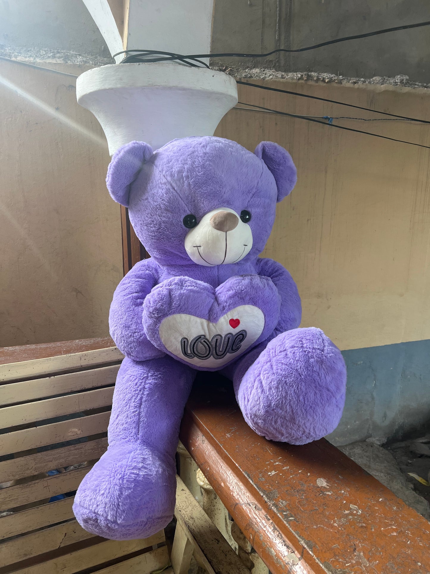 Peluche avec un cœur sur la poitrine 1m25