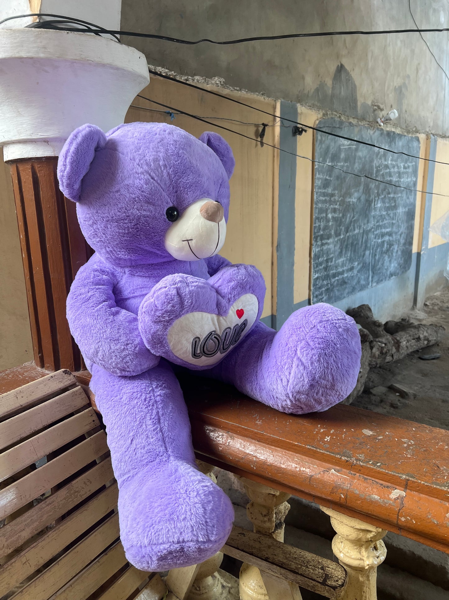 Peluche avec un cœur sur la poitrine 1m25