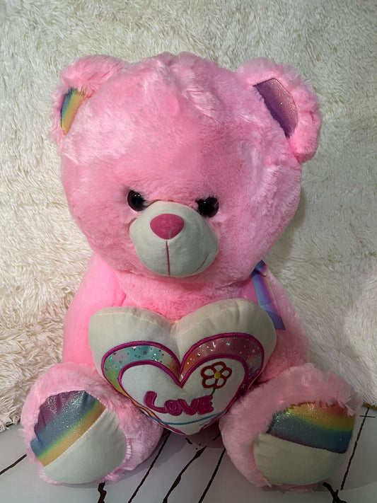 Peluche tenant un cœur