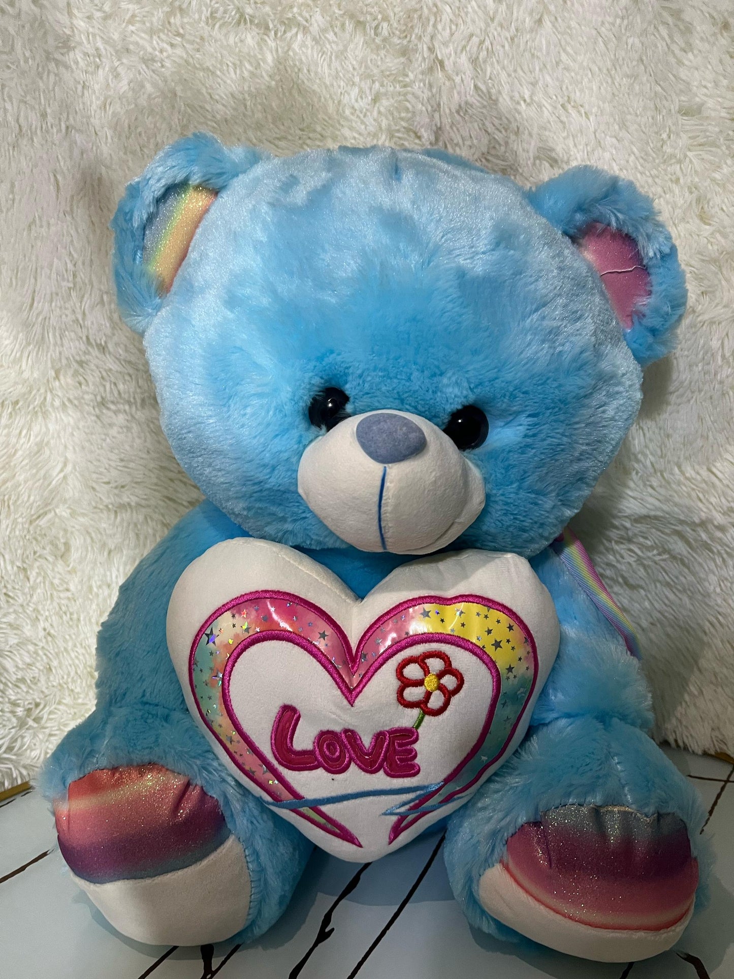 Peluche tenant un cœur